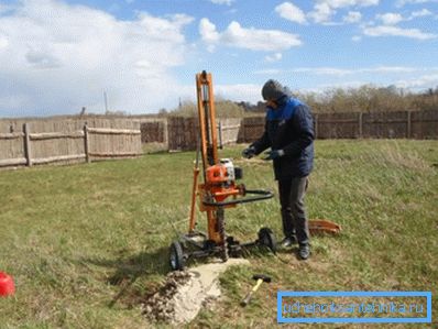 Indagini geologiche del livello delle falde acquifere in un'area privata mediante perforazione. Indagini geologiche del livello delle falde acquifere in un'area privata mediante perforazione.