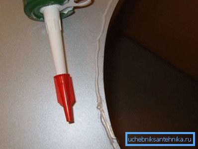 Sigillante o colla viene applicato all'area di contatto del lato con il pannello. Sigillante o colla viene applicato all'area di contatto del lato con il pannello.
