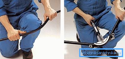 Flessione manuale e utilizzo di una curvatubi (a destra). Flessione manuale e utilizzo di una curvatubi (a destra).