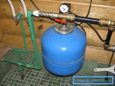 L'accumulatore idrico stabilizza la pressione nel sistema di approvvigionamento idrico. L'accumulatore idrico stabilizza la pressione nel sistema di approvvigionamento idrico.