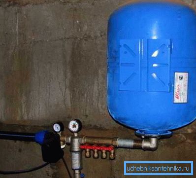 L'accumulatore è fissato verticalmente. L'accumulatore è fissato verticalmente.