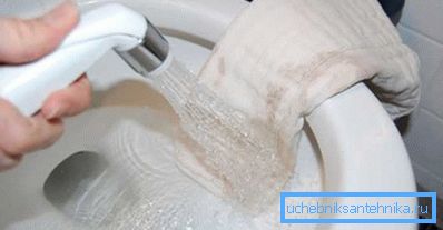 La doccia igienica nella toilette con un miscelatore aiuta a mantenere la pulizia della toilette La doccia igienica nella toilette con un miscelatore aiuta a mantenere la pulizia della toilette