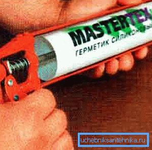 L'estremità liscia del tubo deve essere lubrificata con silicone. L'estremità liscia del tubo deve essere lubrificata con silicone.