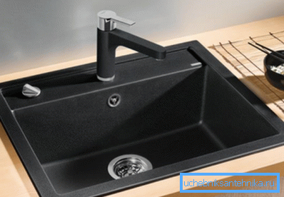 I lavelli profondi per la cucina facilitano l'inserimento di piatti di grandi dimensioni I lavelli profondi per la cucina facilitano l'inserimento di piatti di grandi dimensioni
