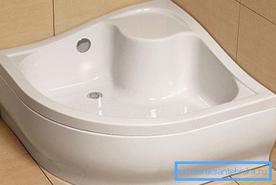 Piatto doccia in acrilico profondo con sedile e valvola a pedale nell'angolo del bagno Piatto doccia in acrilico profondo con sedile e valvola a pedale nell'angolo del bagno