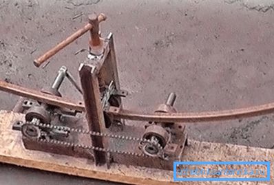 Piegare un tubo profilato su una curvatubi Piegare un tubo profilato su una curvatubi