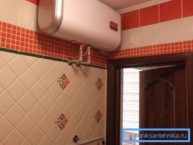 Serbatoio orizzontale sotto il soffitto del bagno.