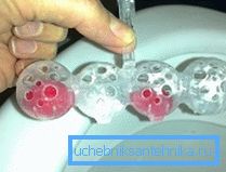 I cubetti di gelatina pronti possono essere collocati in scatole di plastica dai deodoranti per ambienti disponibili in commercio. I cubetti di gelatina pronti possono essere collocati in scatole di plastica dai deodoranti per ambienti disponibili in commercio.