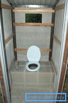 Toilette all'aperto pronta per l'uso Toilette all'aperto pronta per l'uso