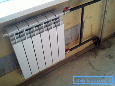 Pronto radiatore di riscaldamento completo di bypass e valvole installati. Pronto radiatore di riscaldamento completo di bypass e valvole installati.
