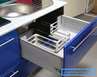 L'organizzazione competente dello spazio sotto il lavandino aumenta il comfort e la praticità dell'uso della cucina. L'organizzazione competente dello spazio sotto il lavandino aumenta il comfort e la praticità dell'uso della cucina.