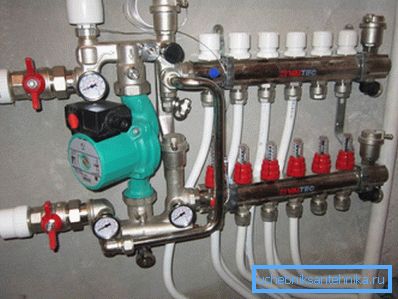 Pettine per riscaldare un pavimento di acqua calda Pettine per riscaldare un pavimento di acqua calda