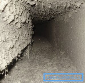 Fango sulle pareti della miniera, progettato per spostare le masse d'aria Fango sulle pareti della miniera, progettato per spostare le masse d'aria