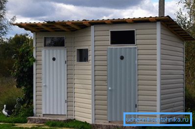 Caratteristica doppia cabina di un bagno di campagna Caratteristica doppia cabina di un bagno di campagna