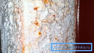 Il solvente chimico allenta la vernice sul radiatore e può essere rimosso semplicemente con una spatola Il solvente chimico allenta la vernice sul radiatore e può essere rimosso semplicemente con una spatola