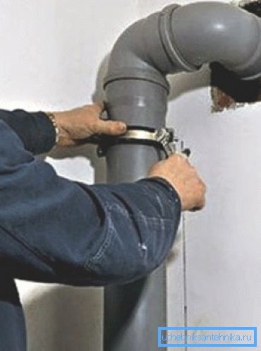 Il morsetto fissa la presa, impedendone lo spostamento sotto il proprio peso.