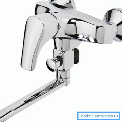 Beccuccio cromato per il miscelatore nella vasca da bagno 45 cm Beccuccio cromato per il miscelatore nella vasca da bagno 45 cm