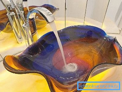 Il gioco dell'acqua, del vetro e della luce che cade su di loro è semplicemente fantastico. Il gioco dell'acqua, del vetro e della luce che cade su di loro è semplicemente fantastico.