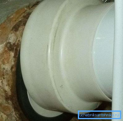 L'affidabilità e la tenuta della connessione dipendono dal bracciale che collega il WC alla fogna. L'affidabilità e la tenuta della connessione dipendono dal bracciale che collega il WC alla fogna.