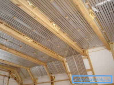 Emettitori a infrarossi sul soffitto. Emettitori a infrarossi sul soffitto.
