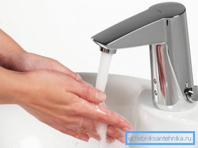 Il sensore a infrarossi accende l'alimentazione d'acqua nel momento in cui le tue mani sono vicine al rubinetto. Il sensore a infrarossi accende l'alimentazione d'acqua nel momento in cui le tue mani sono vicine al rubinetto.