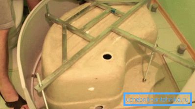 A volte la causa del danneggiamento del pallet è una crepa nella gabbia di rinforzo, dovrebbe anche essere controllata, specialmente nei punti delle giunzioni saldate. A volte la causa del danneggiamento del pallet è una crepa nella gabbia di rinforzo, dovrebbe anche essere controllata, specialmente nei punti delle giunzioni saldate.