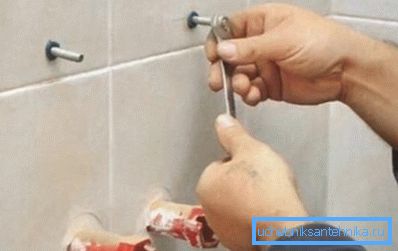 L'istruzione presuppone l'uso di un numero minimo di elementi di fissaggio per l'installazione di un lavandino in polipropilene incernierato. L'istruzione presuppone l'uso di un numero minimo di elementi di fissaggio per l'installazione di un lavandino in polipropilene incernierato.