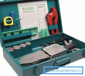 Strumenti per l'assemblaggio di impianti idraulici in plastica. Strumenti per l'assemblaggio di impianti idraulici in plastica.