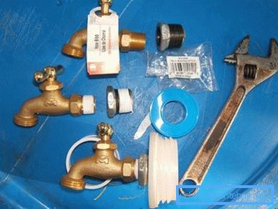 Strumenti e materiali per la produzione di un barile con una gru Strumenti e materiali per la produzione di un barile con una gru