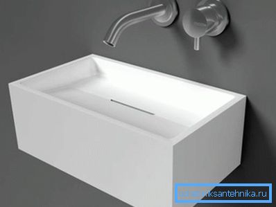 Disegno del lavandino interessante in un piccolo bagno Disegno del lavandino interessante in un piccolo bagno