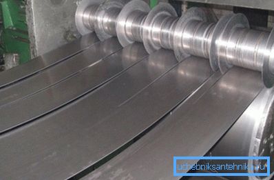Il materiale di partenza per la produzione del tubo è una striscia di metallo.