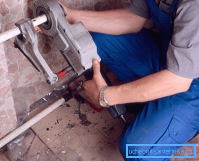 Usando un dado a vite elettrico Usando un dado a vite elettrico