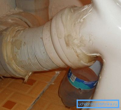 L'uso di un sigillante o di un mastice siliconico consente di eliminare solo piccole crepe o fessure, per i difetti più grandi è necessario utilizzare il cemento L'uso di un sigillante o di un mastice siliconico consente di eliminare solo piccole crepe o fessure, per i difetti più grandi è necessario utilizzare il cemento