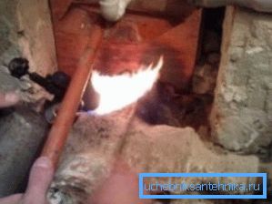 Usando una torcia per allentare il giunto Usando una torcia per allentare il giunto