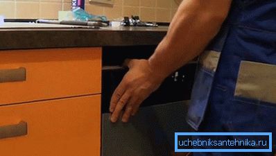 3952 Installazione di una lavastoviglie sotto il piano di lavoro