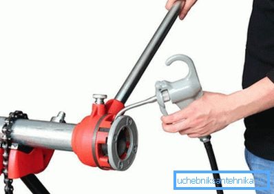 L'utilizzo di un dado per viti rende il lavoro molto più semplice. L'utilizzo di un dado per viti rende il lavoro molto più semplice.