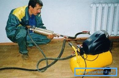 L'uso di un fucile ad aria compressa è uno dei modi più efficaci per sbarazzarsi della scala nei radiatori L'uso di un fucile ad aria compressa è uno dei modi più efficaci per sbarazzarsi della scala nei radiatori