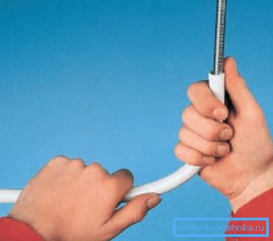 Usa le molle per piegare l'elemento. Usa le molle per piegare l'elemento.