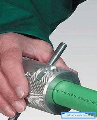 Utilizzare un rasoio per rimuovere lo strato di rinforzo Utilizzare un rasoio per rimuovere lo strato di rinforzo