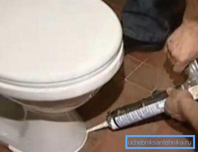 Usando un sigillante speciale per sigillare le lacune e il fissaggio più stretto Usando un sigillante speciale per sigillare le lacune e il fissaggio più stretto