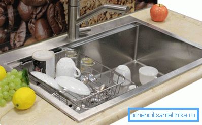 Utilizzando un cesto speciale che può fungere da essiccatore per piatti già lavati Utilizzando un cesto speciale che può fungere da essiccatore per piatti già lavati