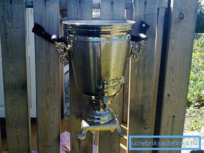 Uso di un vecchio samovar per un lavabo.