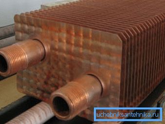 Usando piastre di rame, indossate sul tubo, è possibile creare una batteria di qualsiasi lunghezza Usando piastre di rame, indossate sul tubo, è possibile creare una batteria di qualsiasi lunghezza