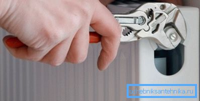 Utilizzare una chiave regolabile Utilizzare una chiave regolabile
