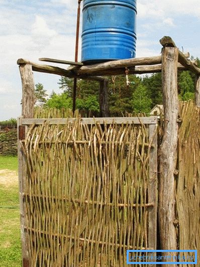 Evita costruzioni inaffidabili: una canna d'acqua caduta può facilmente paralizzarti e persino ucciderti. Evita costruzioni inaffidabili: una canna d'acqua caduta può facilmente paralizzarti e persino ucciderti.