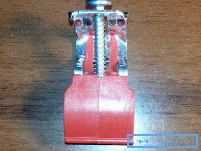 Il prodotto di metallo e plastica in una forma ingrandita. Il prodotto di metallo e plastica in una forma ingrandita.