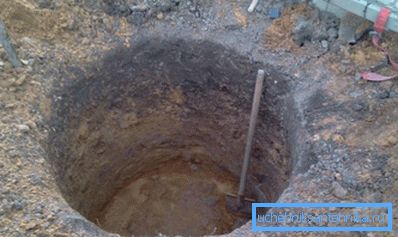 Fare un buco per l'installazione di un cassone di anelli di cemento. Fare un buco per l'installazione di un cassone di anelli di cemento.