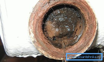 Depositi di calce e fango nel vecchio sistema di riscaldamento. Depositi di calce e fango nel vecchio sistema di riscaldamento.