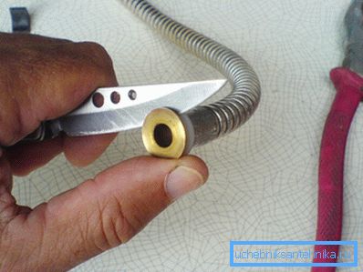 Rimozione delle fodere durante lo smontaggio del tubo è facile con un coltello. Rimozione delle fodere durante lo smontaggio del tubo è facile con un coltello.