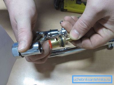 Rimozione della boccola dal corpo della gru. Rimozione della boccola dal corpo della gru.